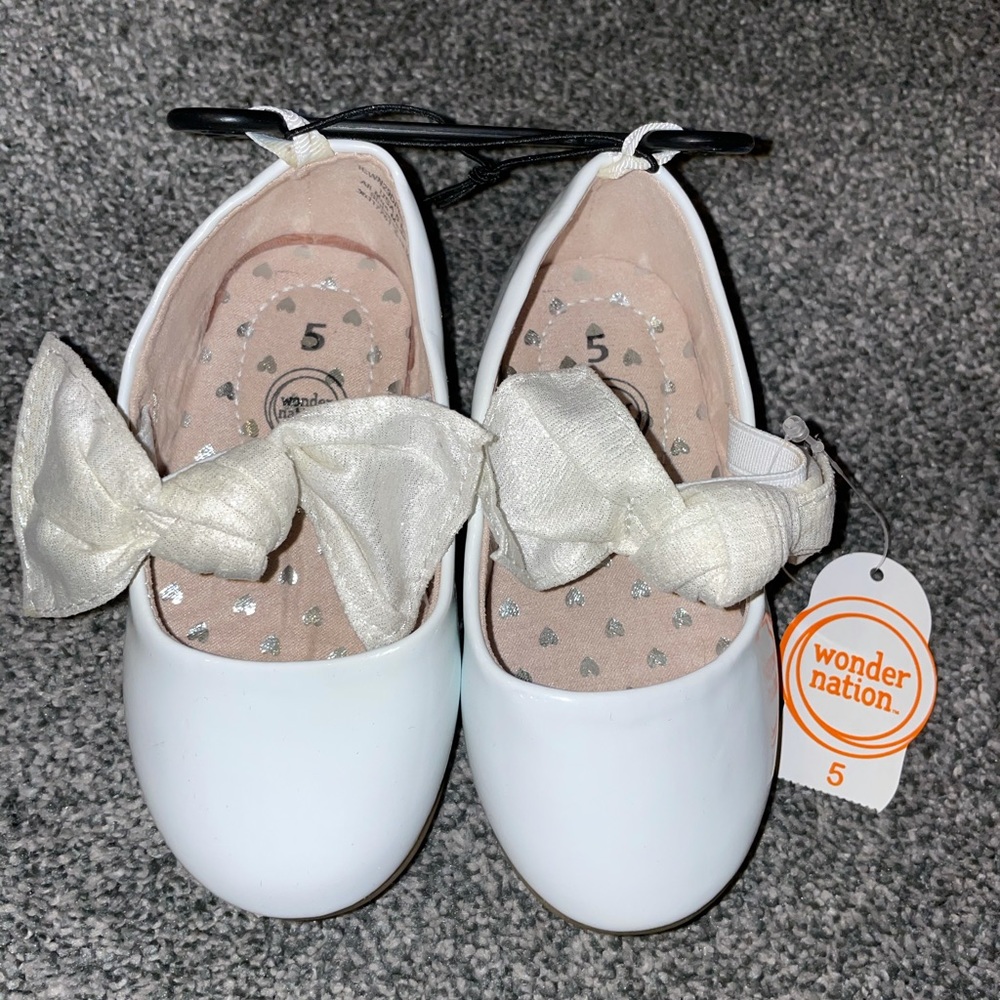 NWT Toddler Girls 5 White Patent Leather Shoes Bow